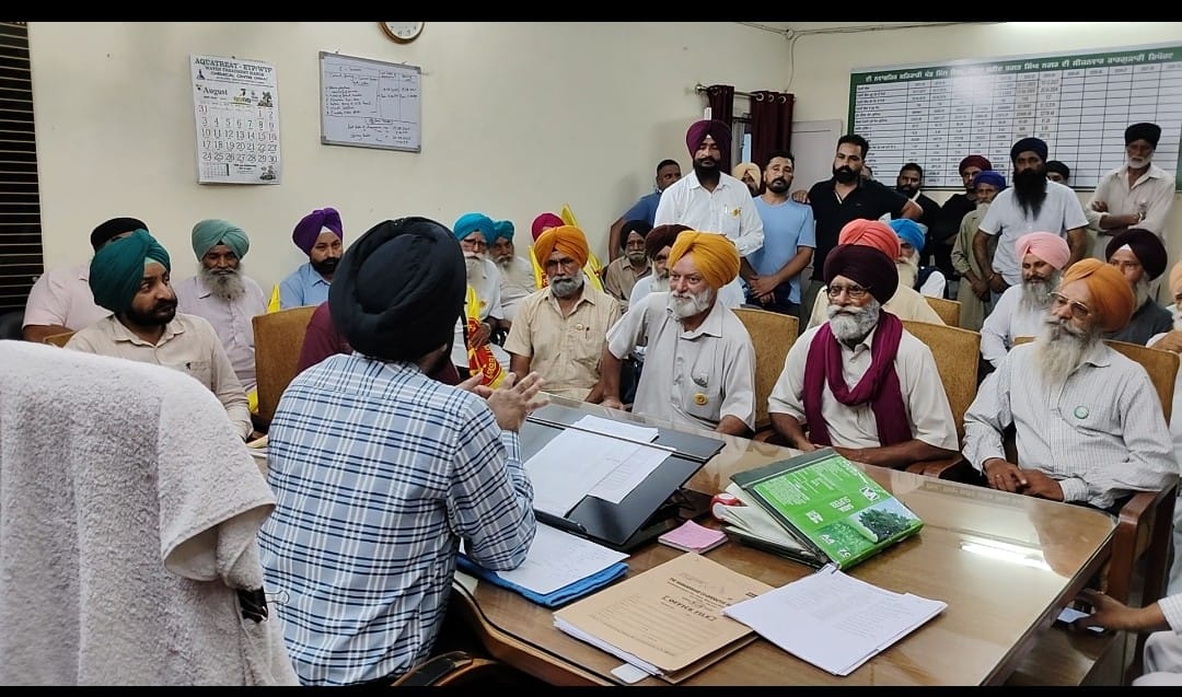 Farmers met with mill managers regarding problems.